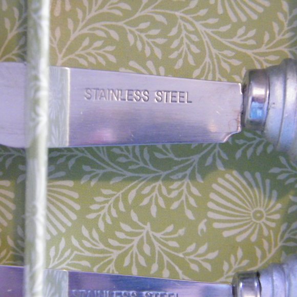 Pfaltzgraff Topsy Turvey People Circle of Friends butter Knives NIB - Picture 3 of 4